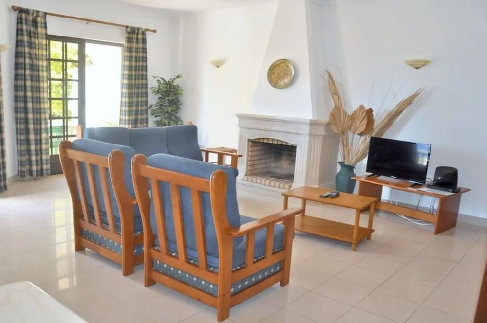 Spacious 4 bedroom villa, private pool, free air conditioning and wifi