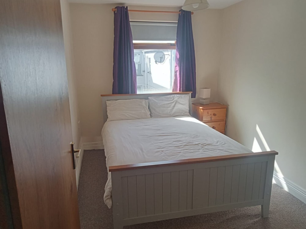 Central 2-bed Apt, Sleeps 5 Above Great Derry Pub