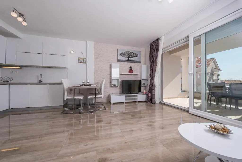 Apartments with pool Villa Zora