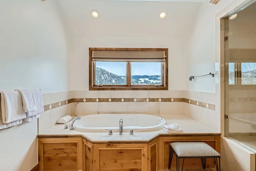 New Listing! Apres & Fairway Retreat 5 Bedroom Home by RedAwning
