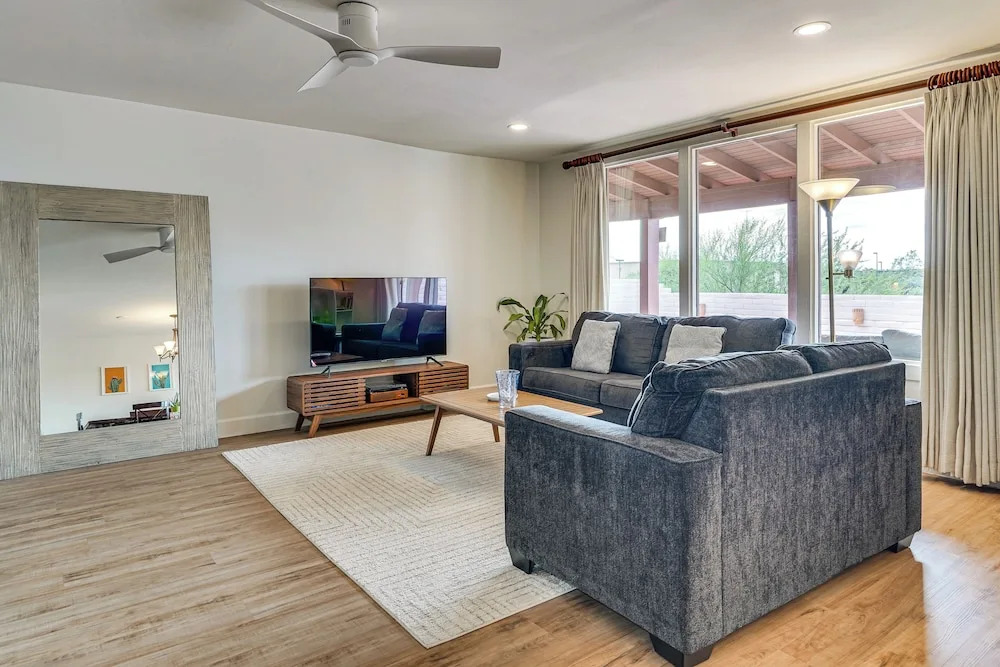 Mtn-view Townhome w/ Pools: 5 Mi to Sabino Canyon!