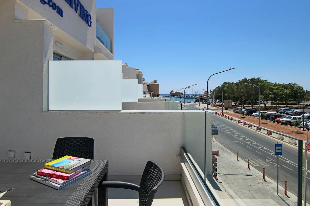 Phaedrus Living: Seaside Luxury Flat Harbour 109