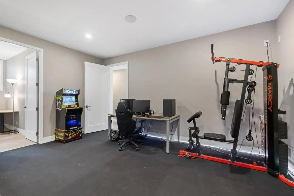 Newly Modern House w/ urban landscape of Kelowna!！