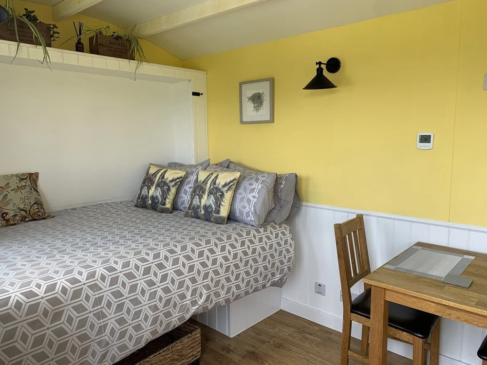 Shepherds Hut With Hot Tub, North Wales, Anglesey