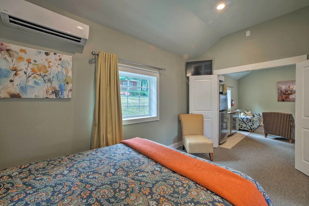 Fire Pit Access: Cozy Dtwn Branson Cottage!