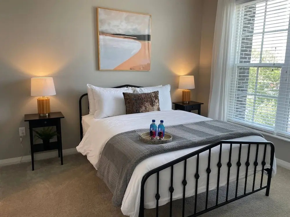 Skyline View 2BR w Balcony Free Parking W D