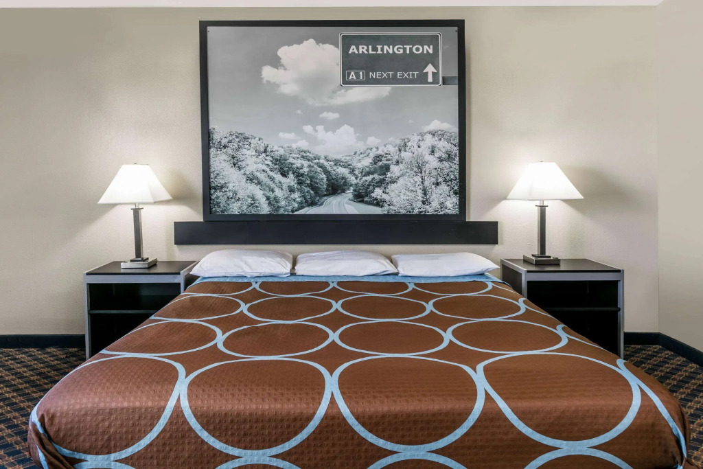 Super 8 by Wyndham Arlington Near AT&T Stadium
