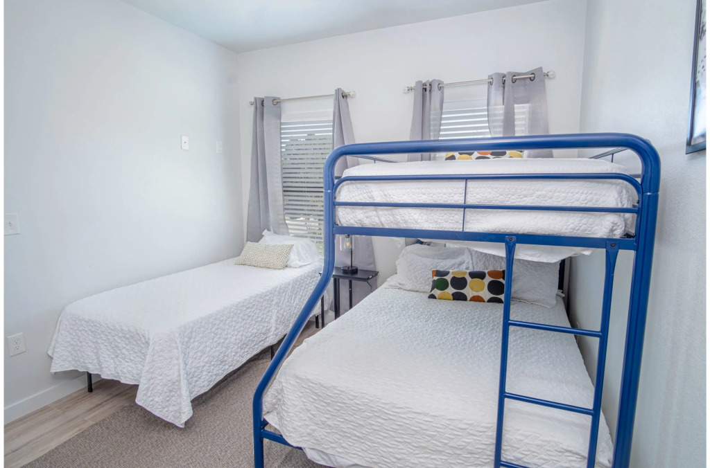 Spectacular Cozy 3 BR plus  2 and a half BA Apt Near Downtown