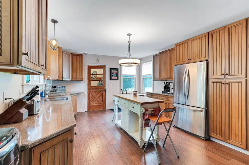 Spacious Victorian Home With Mountain Views And Lots Of Fun Extras!! 5 Bedroom Farmhouse by RedAwning