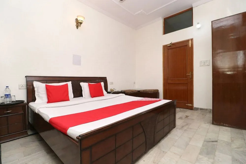 OYO 30237 Hotel Singh's 11