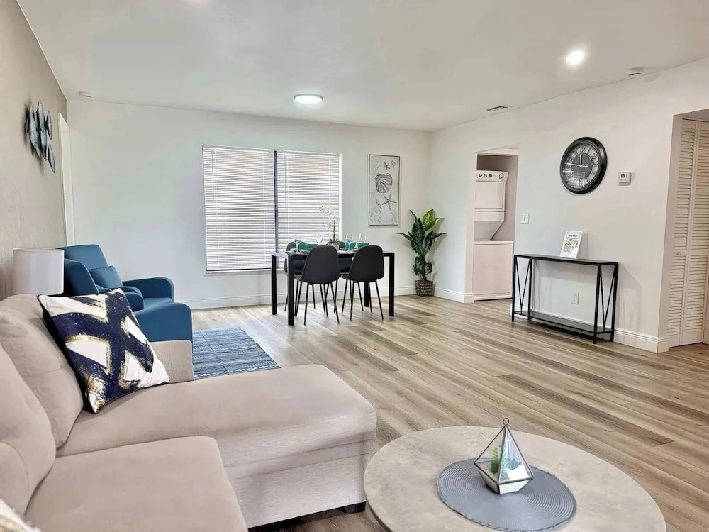 Bright 2BR Apt in Cape Coral Near Caloosahatchee River U102
