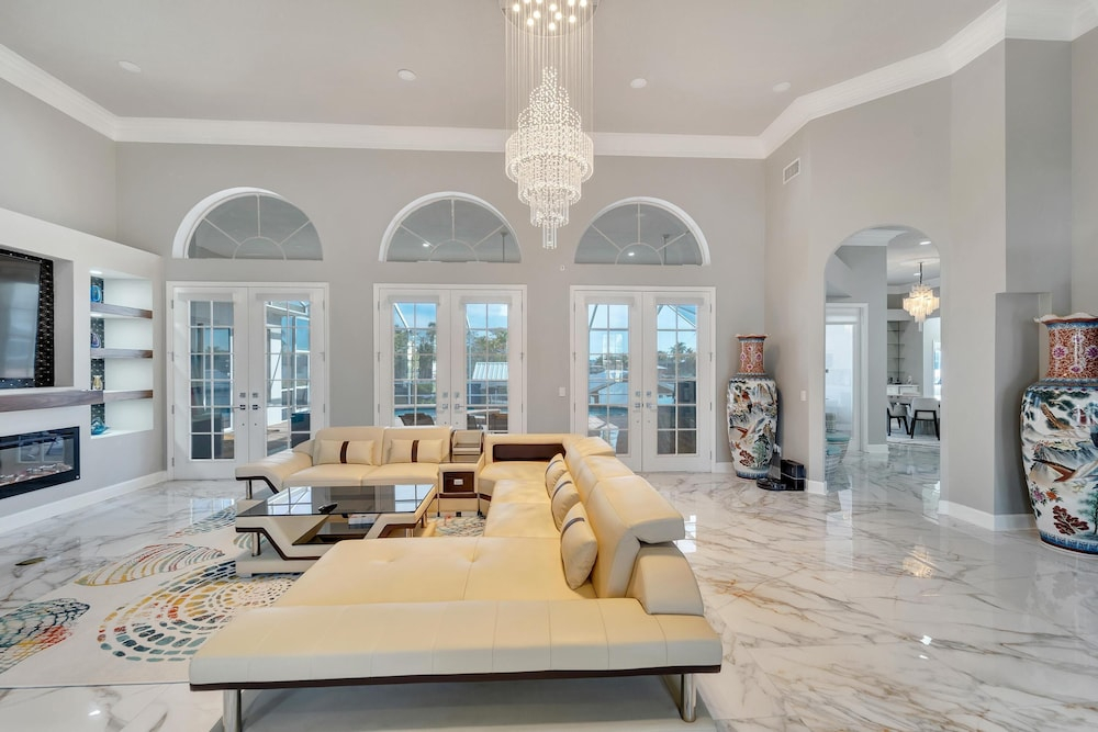 Luxurious Retreat at our Canal Front Pool Home 5BR