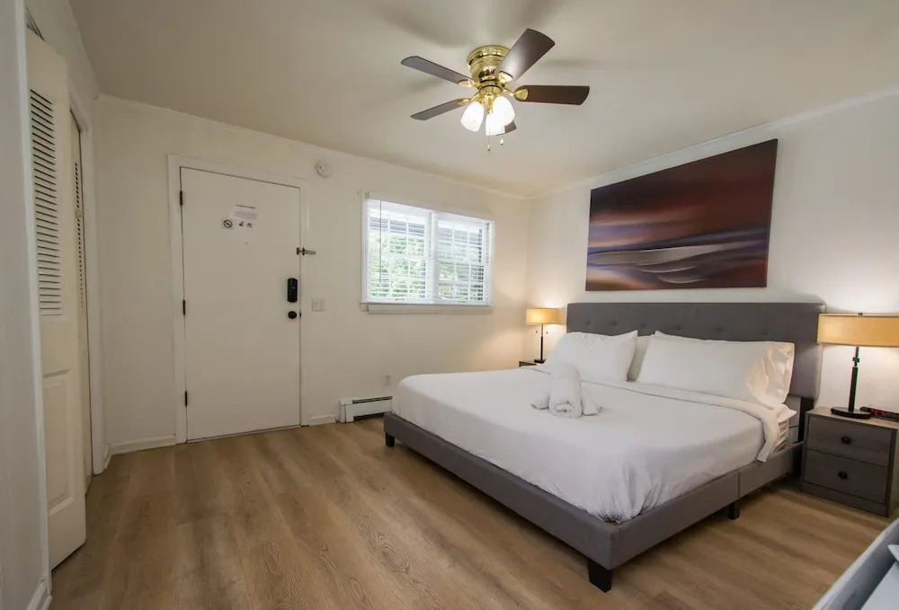 Lakeview 1BR Condo w Deck Walk to Village