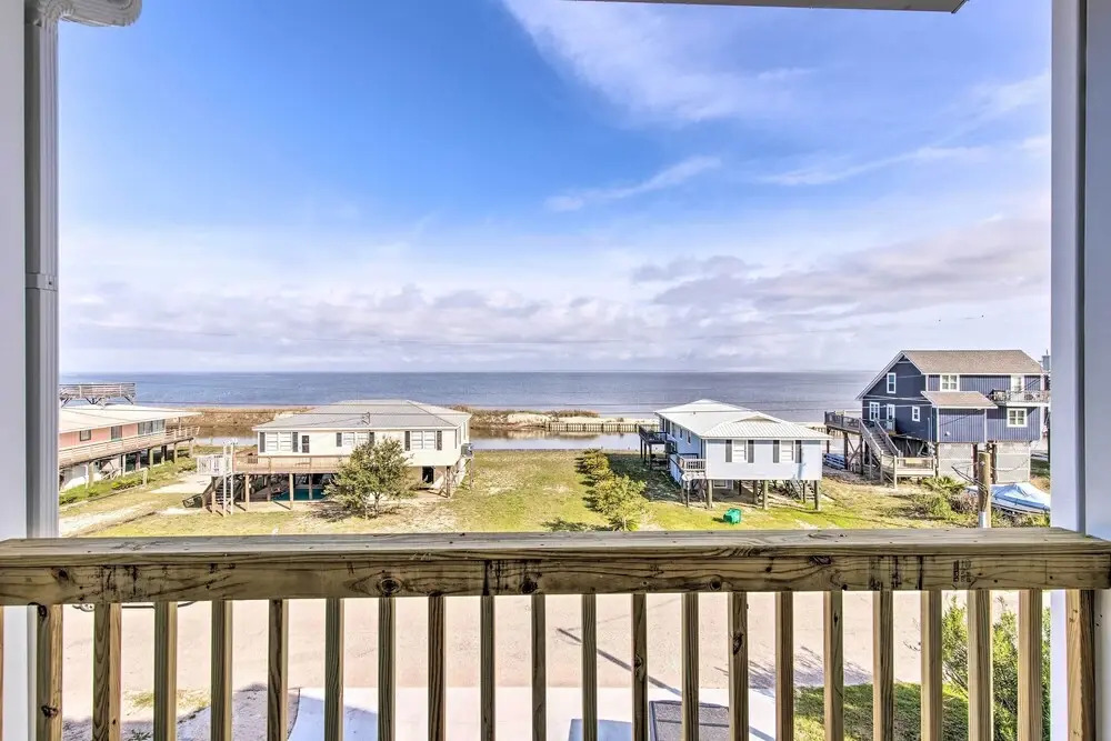 Luxe Stilted Home w/ Kayaks: Walk to Beach