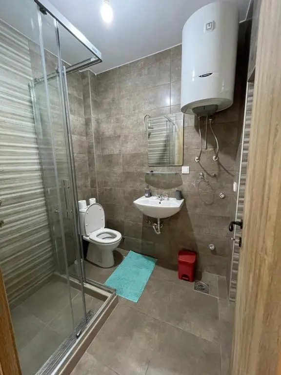 Entire 1-bedroom apartment with free parking