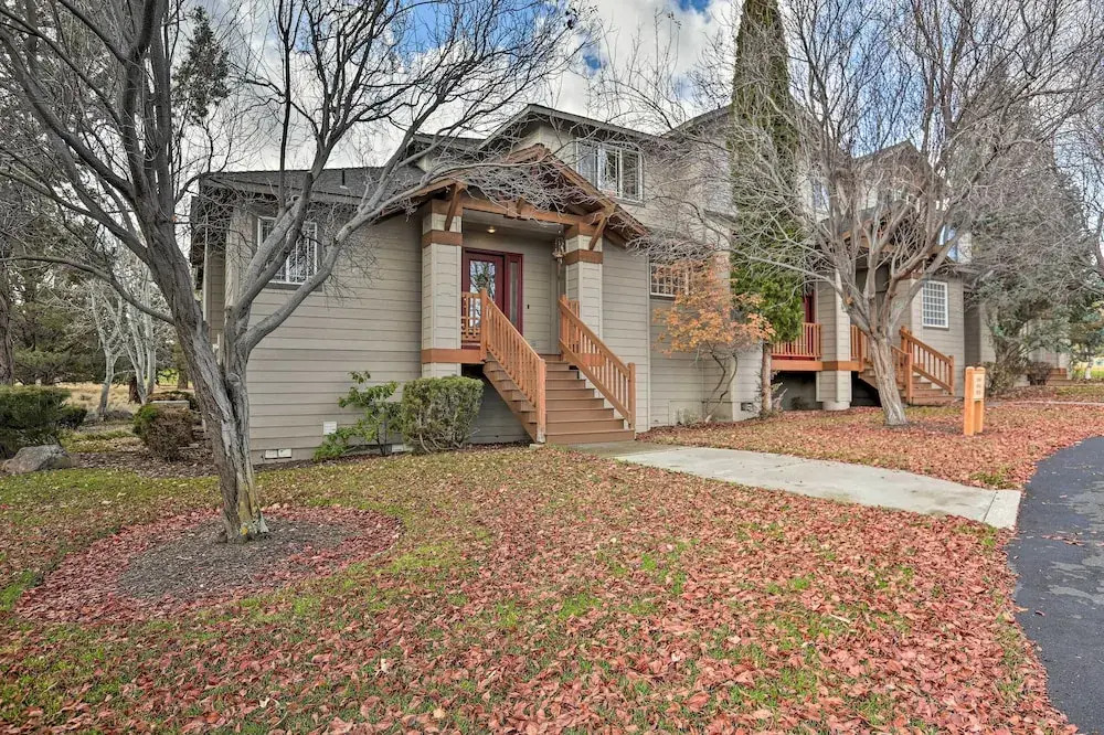 Idyllic Redmond Townhome w/ Furnished Deck!