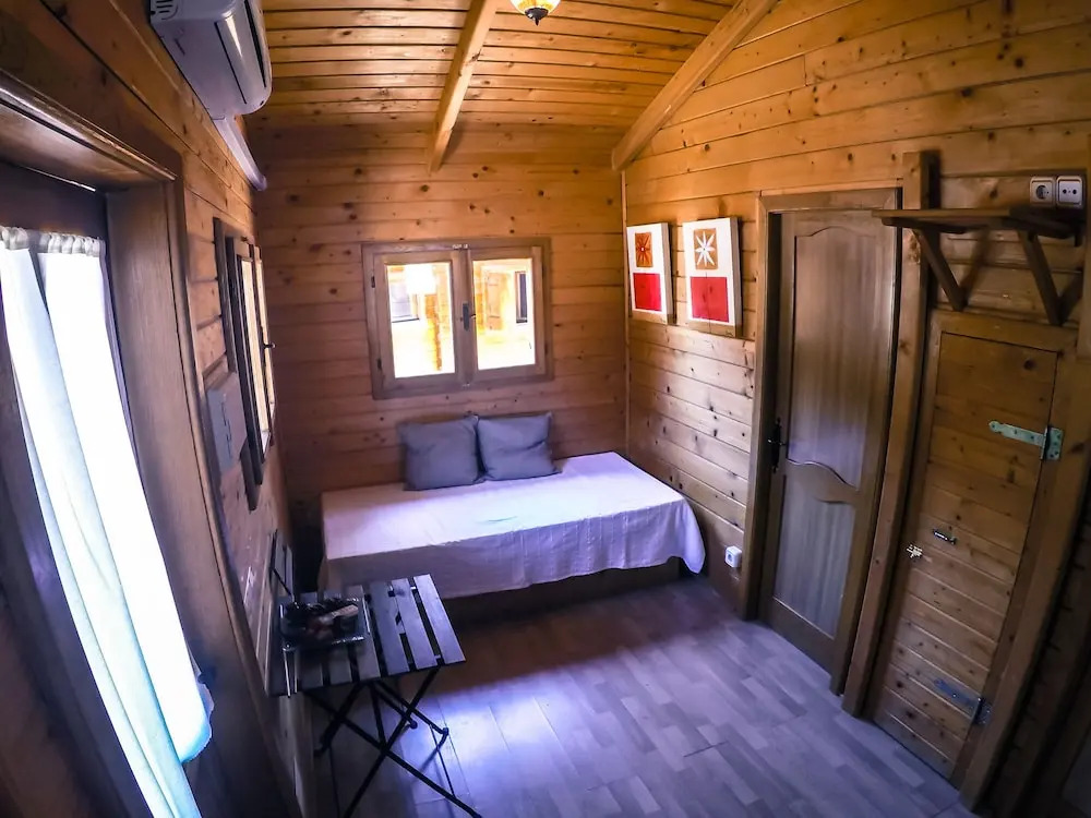 CENTRO DE OCIO ALÚA Bungalows Camping Rafting Benamejí