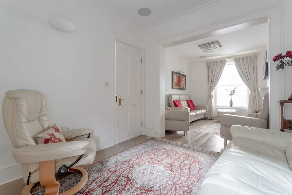 Lovely 4 Bedroom, 3 Storey East London House With Garden