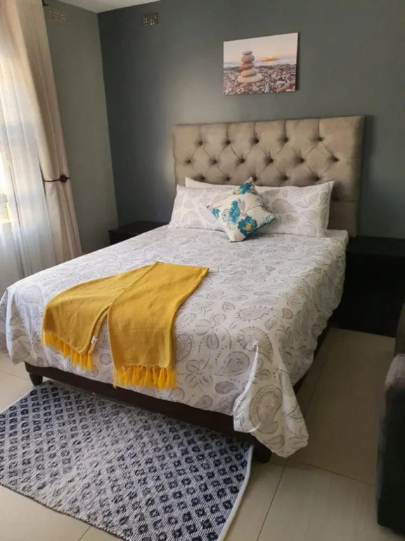 Posh 3 bedroomed guesthouse in Hillside with pool - 2039