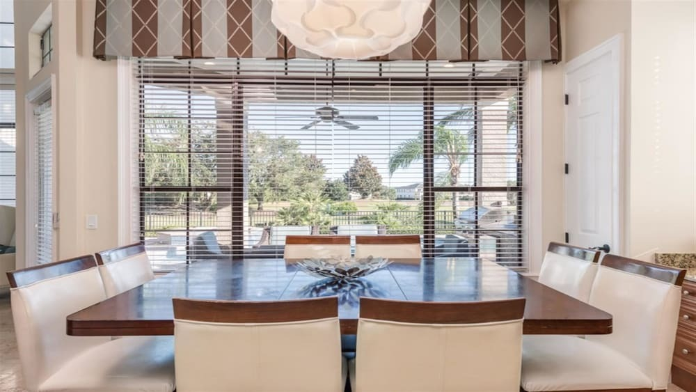A Beautiful 5 bed villa with a pool & spa