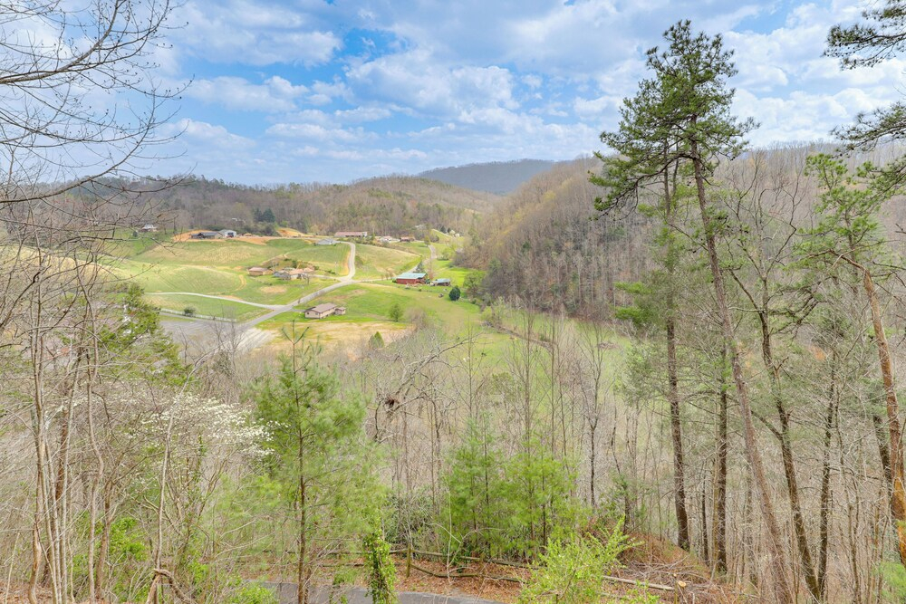 'scenic Solitude' w/ Hot Tub: 3 Mi to Pigeon Forge
