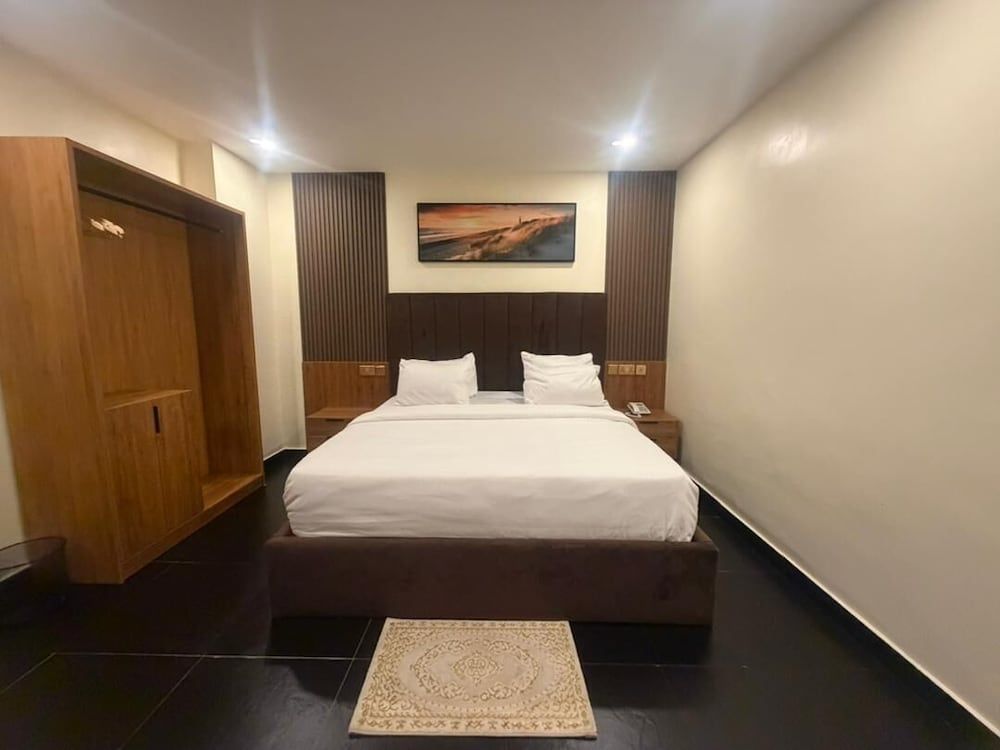 C & C Luxury Suites