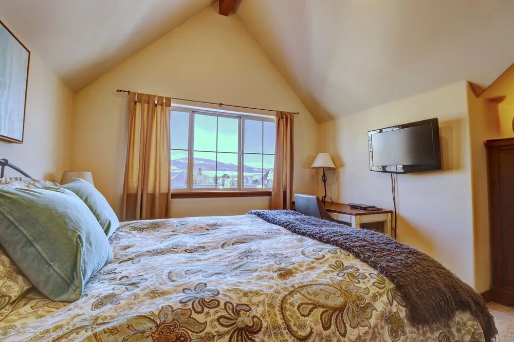 E8 Drake Landing 2br + Loft 2 Bedroom Condo by RedAwning