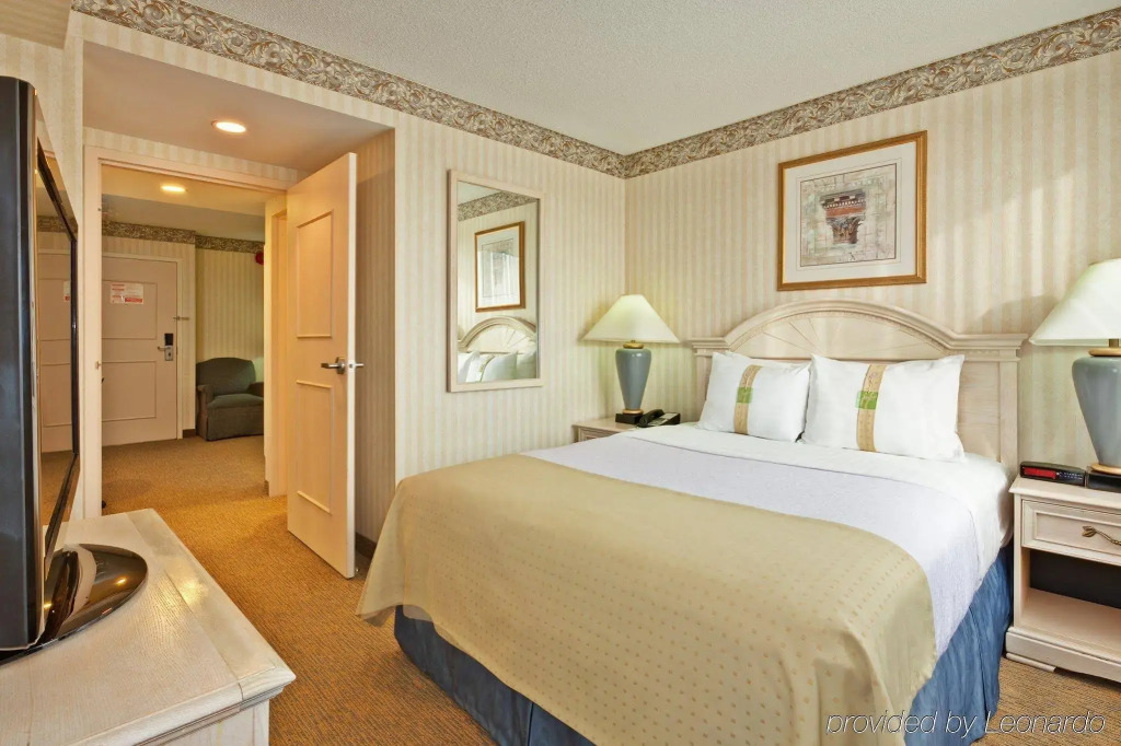 Holiday Inn Express & Suites Mississauga-Toronto Southwest by IHG