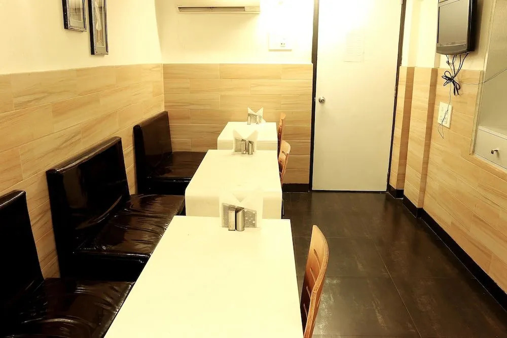 OYO 1483 Hotel Hiland Inn