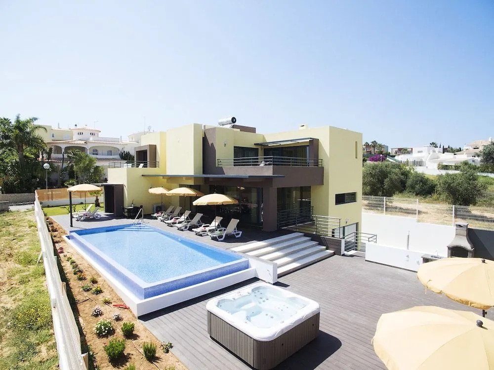 Villa Bahamas - Jacuzzi e piscina aquecível em Armação de Pêra