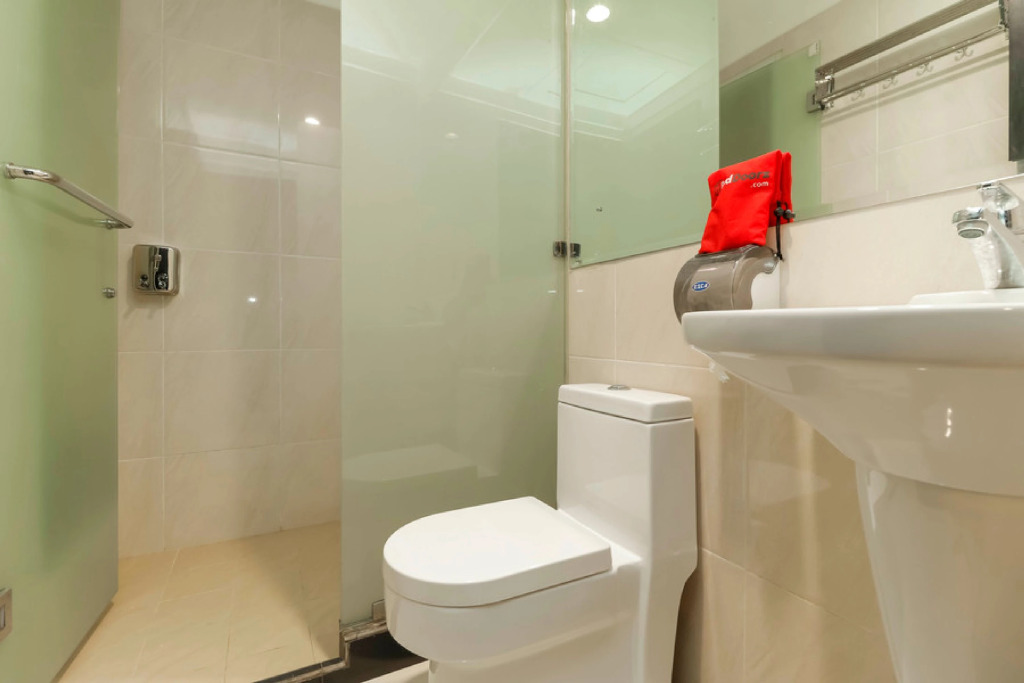 RedDoorz Plus near Halim Perdanakusuma 2