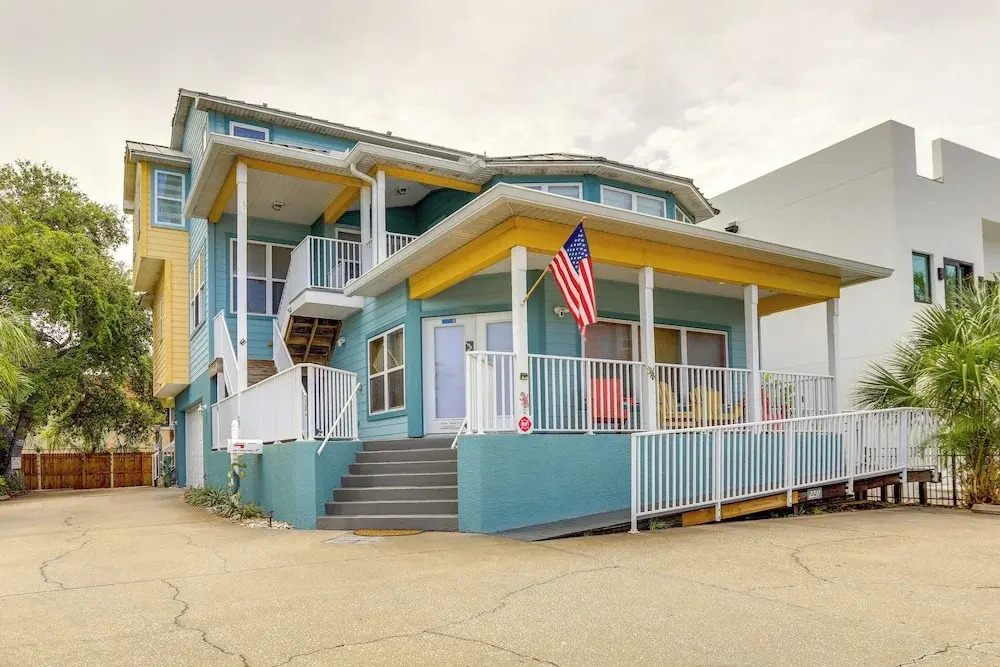 Vibrant Condo - Walk to Indian Rocks Beach!
