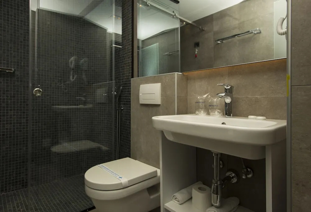 DOWNTOWN ROOMS