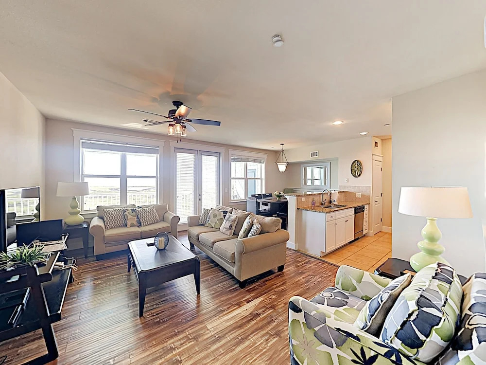 New Listing! Bay-view Gem W/ Pool, Hot Tub & Beach 2 Bedroom Condo