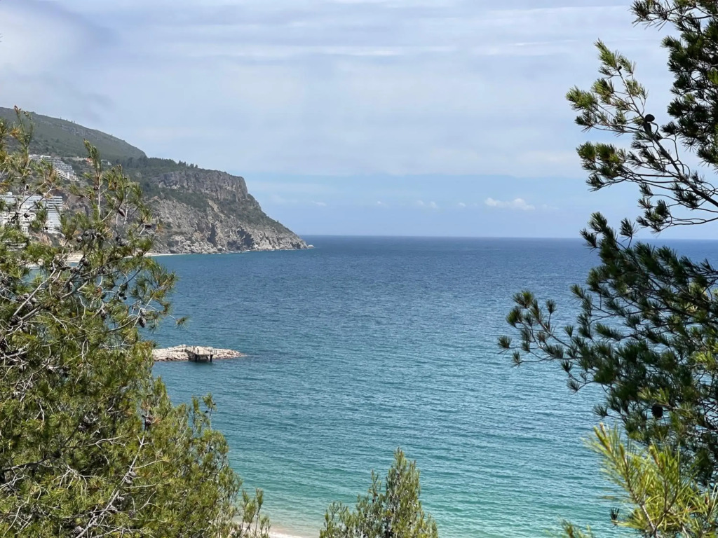 Lovely 2 bedroom with a pool in front of the beach