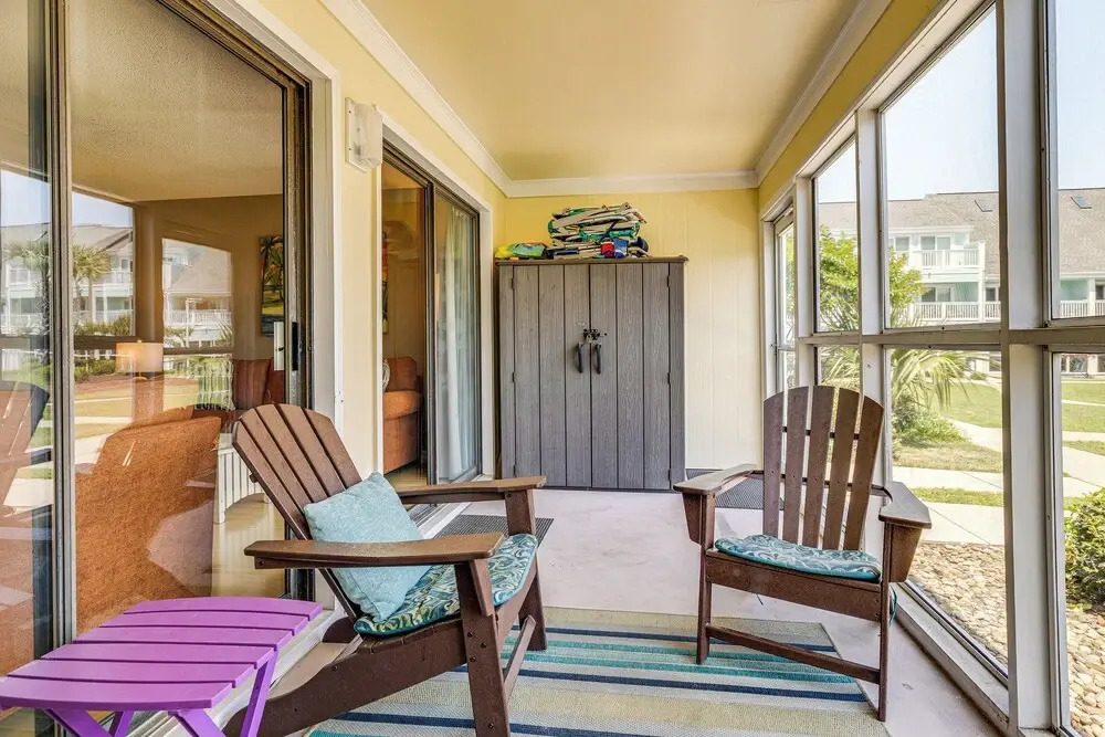 Emerald Isle Condo Near Beach w/ Screened Porch!
