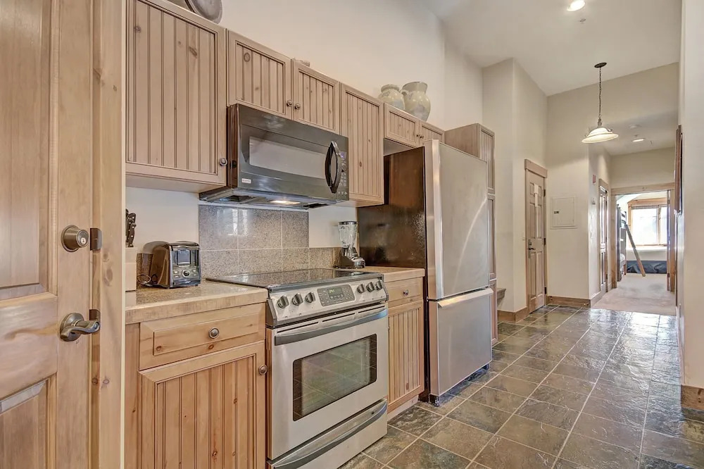 Bright + Scenic 2br - 7ppl Steps To Ski Lifts + Main Street 2 Bedroom Condo by RedAwning