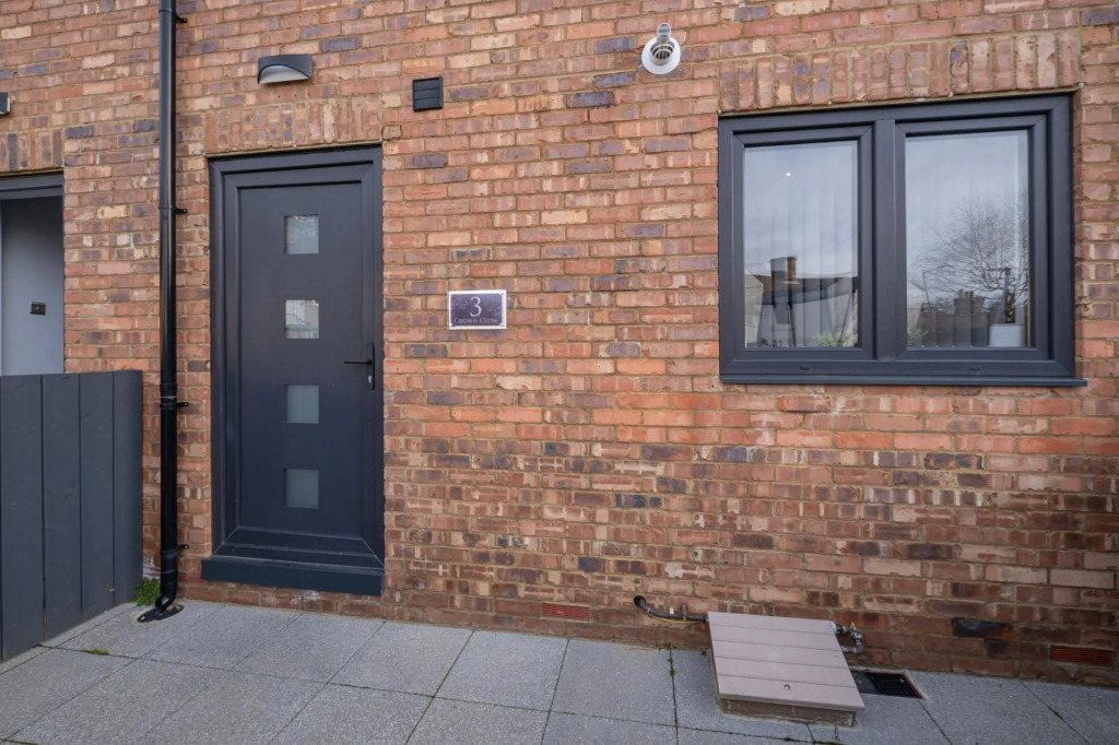 Modern 4 Bedroom House 01 With Parking in Farnham