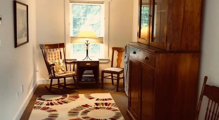 The Water's Edge Inn & Gallery