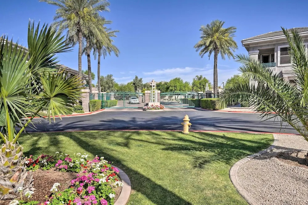 Beautiful Scottsdale Home - Walk to Shops & Golf