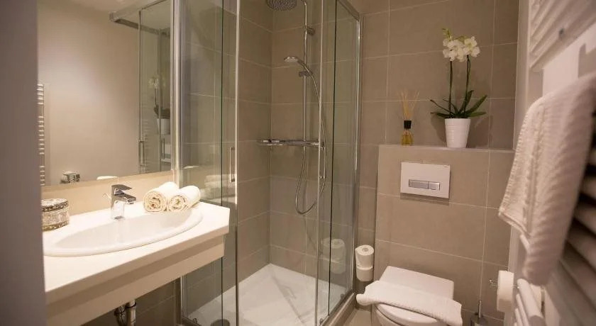 Gästehaus Schusser an der Therme, Frühstück, Doppelzimmer und Ferienwohnung