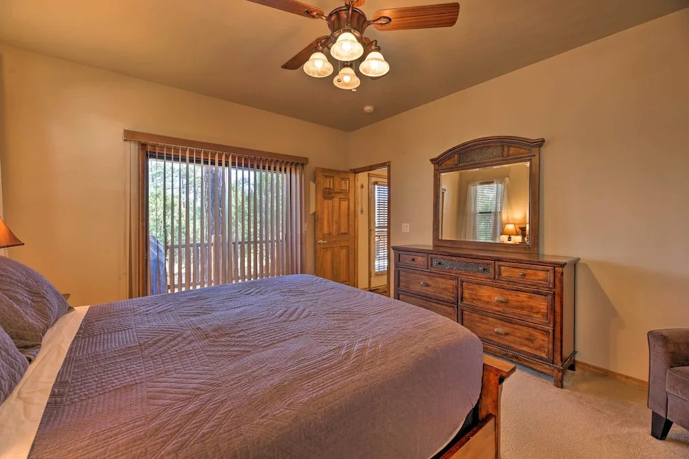 < 4 Mi to Fool Hollow Lake: Cabin w/ Tranquil Deck