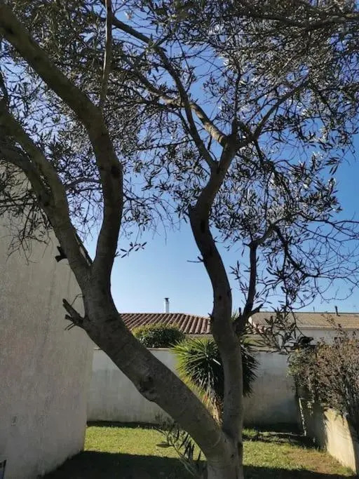 Belle villa de 90m2 au calme avec jardin et parking à 10 mn de la mer en voiture