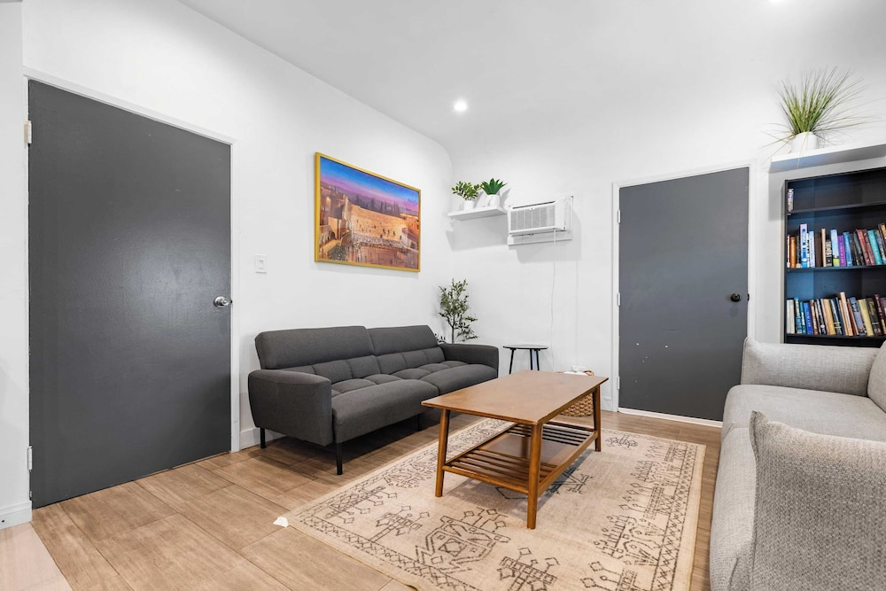 10mins to Rodeo Drive, 15mins to Venice Modern 4bdr Shenandoah by Avantstay