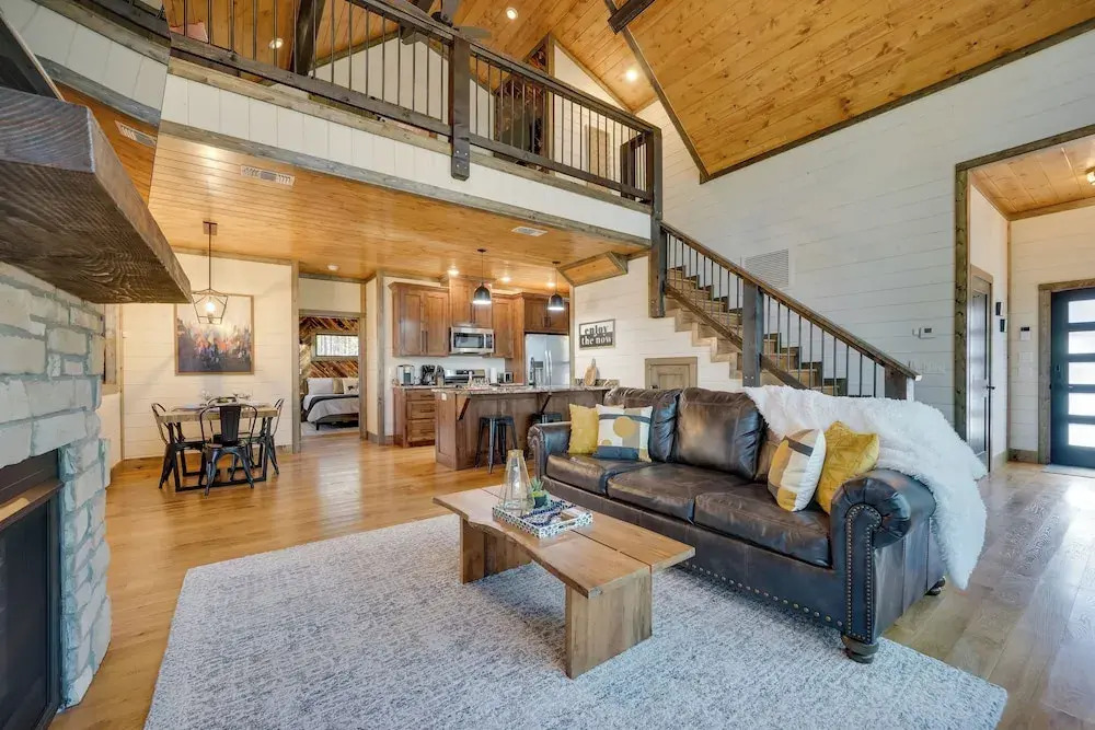 Serene Broken Bow Cabin w/ Hot Tub & Fire Pit