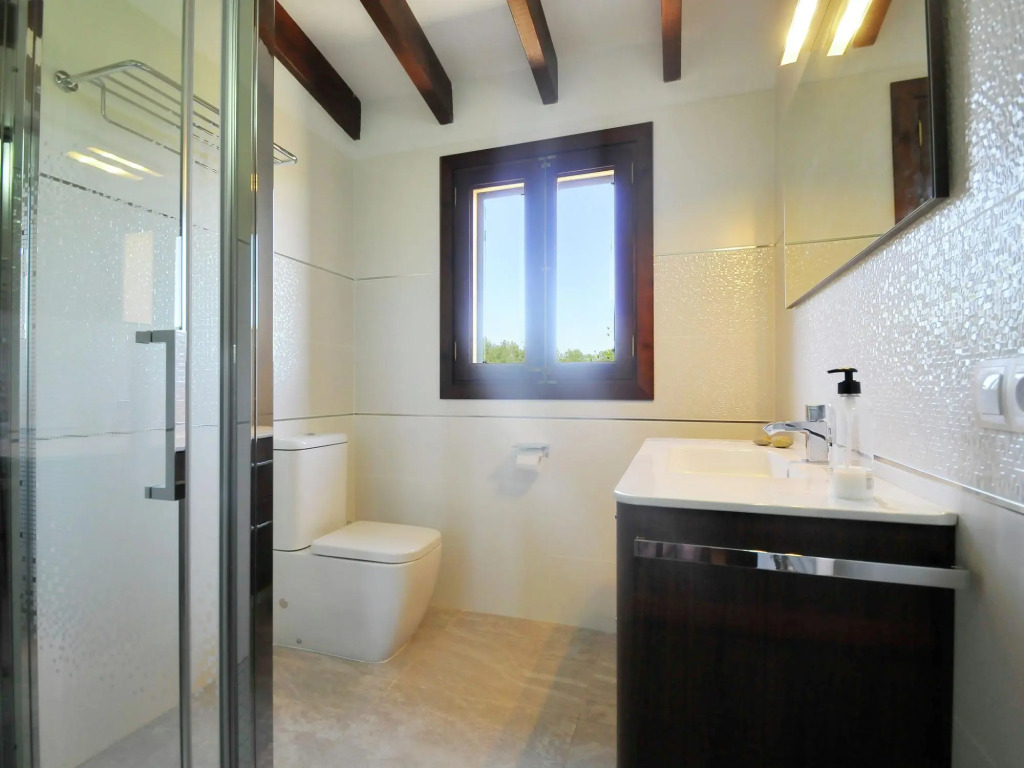 Large rustic country house for 12 people with garden and pool