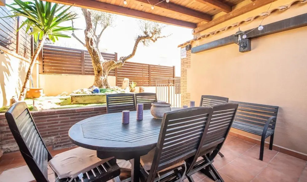 Modern House 2 Km from The Beach (R87)