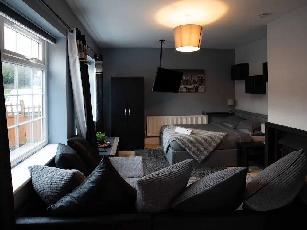 Modern Holiday Home in Bristol with Hot Tub