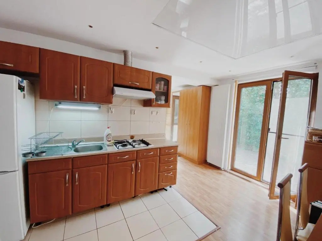 A cheerful 3bedroom villa, with free parking.