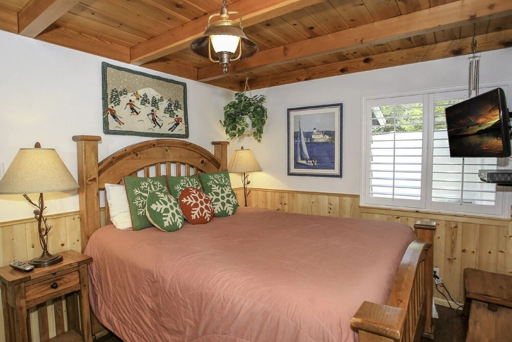 Grizzly Bear - Cozy Cabin With Forest Views! Outdoor Hot Tub And A Wood Burning Fireplace! 1 Bedroom Home